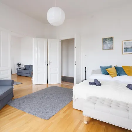 Cozy Center Apartment