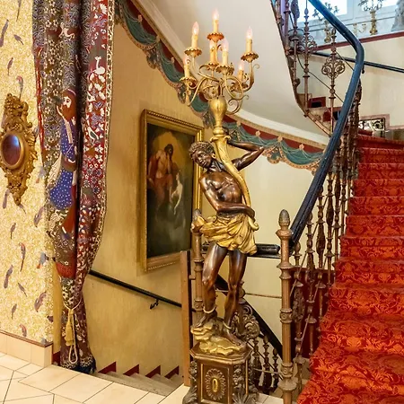 Hotel Urania 3*