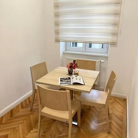 Modernes In Karlsplatz Naehe 15 *