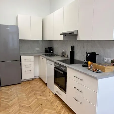 Modernes In Karlsplatz Naehe 15 *