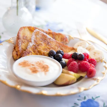 Marinela's Bed & Breakfast *