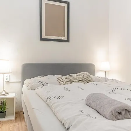Budget-friendly 2br Apt With Great Location Apartment *
