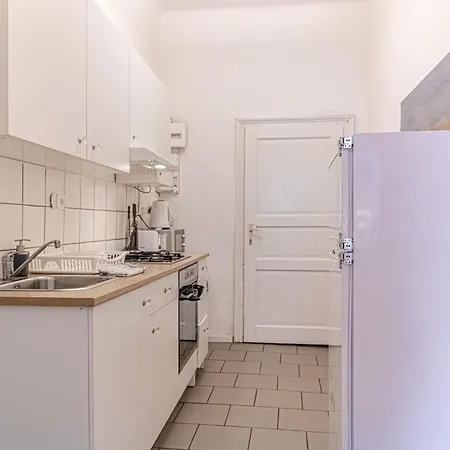 Budget-friendly 2br Apt With Great Location Vienna