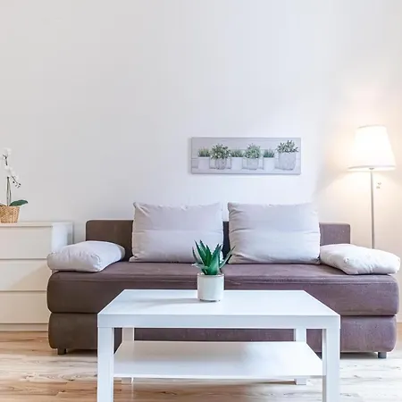 Budget-friendly 2br Apt With Great Location Apartment *