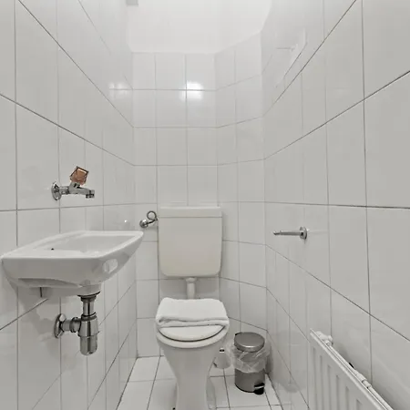 Apartment 3 Minutes To Metro I At Guertel I Fast Wifi Vienna