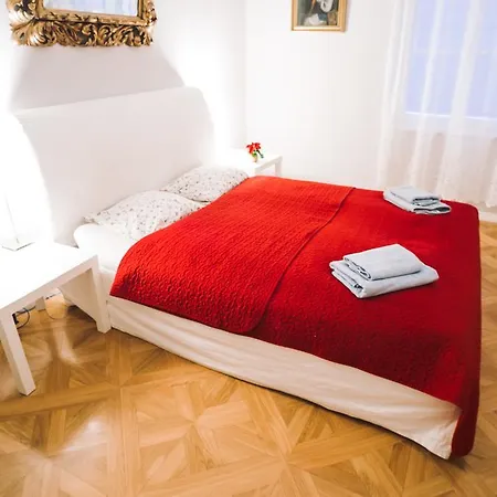 Living Center Apartment *