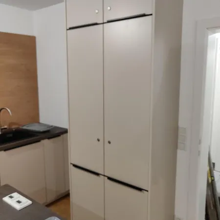 Beautiful With Parking, Brilliant Location Apartment