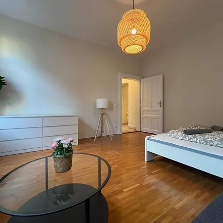 90 M2 Spacious With Free Parking Apartment