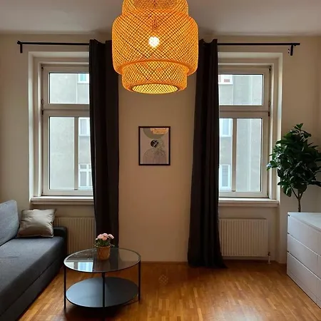 90 M2 Spacious With Free Parking Apartment *