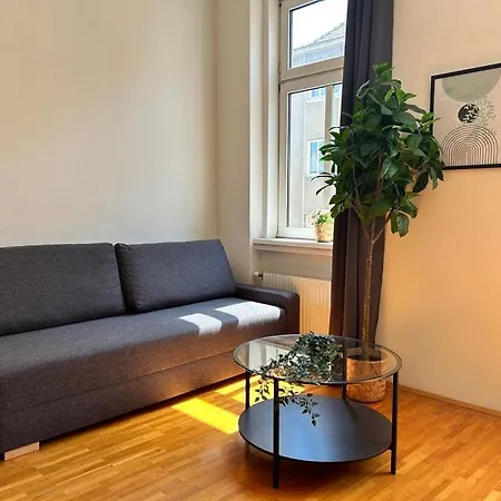 90 M2 Spacious With Free Parking