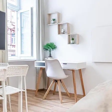 Apartment Modern Living 1br In Centeral Location *
