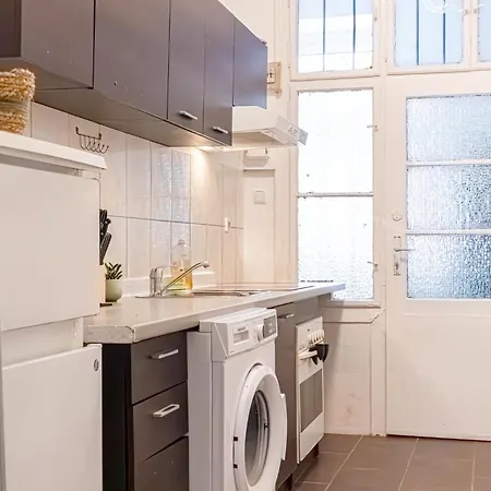 Apartment Modern Living 1br In Centeral Location *