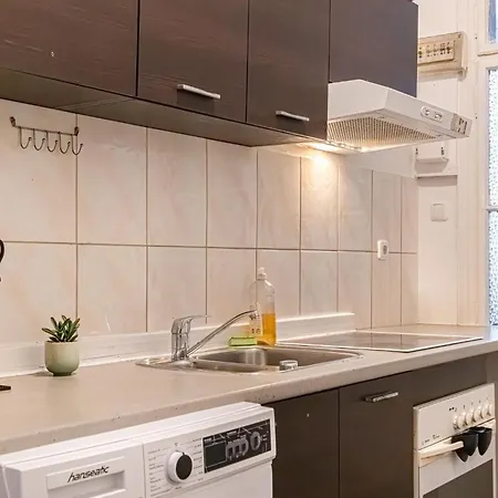 Modern Living 1br In Centeral Location *