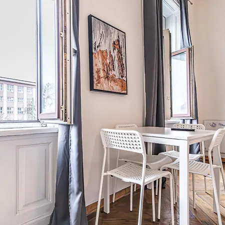Two Charming Near Volksoper And Akh Apartment