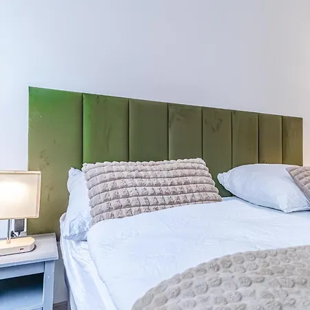 Apartment Lovely 1br In Prime Location Of *