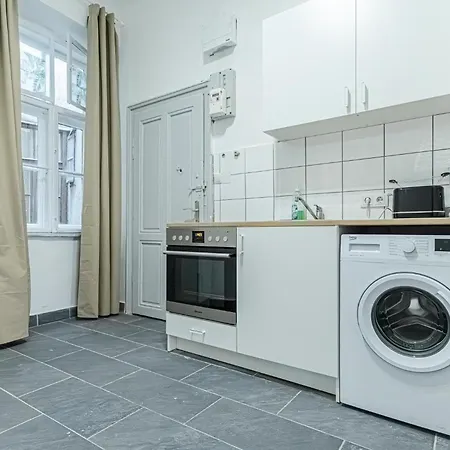 Lovely 1br In Prime Location Of *