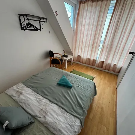 Helles Mit Dachterrasse Nahe Schoenbrunn Habitación en casa particular *