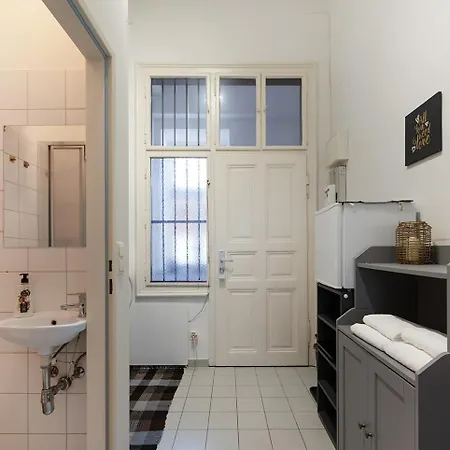Ruhig Und Zentral Am Brunnenmarkt, Nur 15 Minuten Ins Zentrum Apartment