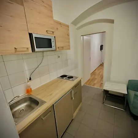 Spacious 2br Apt, Only 10min To Westbahnhof Apartment