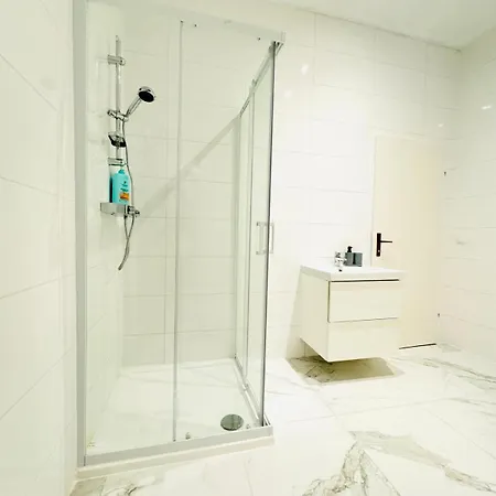 Apartment Comfortable 5br Shared 10 Minute Walk To Matzleinsdorfer Platz Vienna