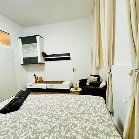 Apartment Comfortable 5br Shared 10 Minute Walk To Matzleinsdorfer Platz Vienna