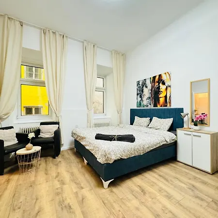 Comfortable 5br Shared 10 Minute Walk To Matzleinsdorfer Platz Apartment *
