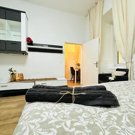 Apartment Comfortable 5br Shared 10 Minute Walk To Matzleinsdorfer Platz *
