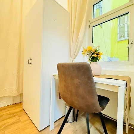 Comfortable 5br Shared 10 Minute Walk To Matzleinsdorfer Platz *