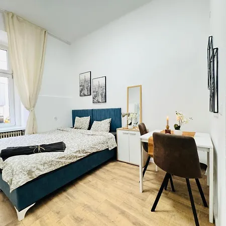Comfortable 5br Shared 10 Minute Walk To Matzleinsdorfer Platz Apartment