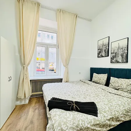 Comfortable 5br Shared 10 Minute Walk To Matzleinsdorfer Platz Apartment