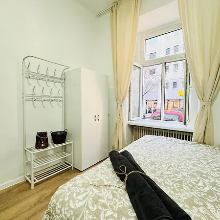 Comfortable 5br Shared 10 Minute Walk To Matzleinsdorfer Platz Apartment *