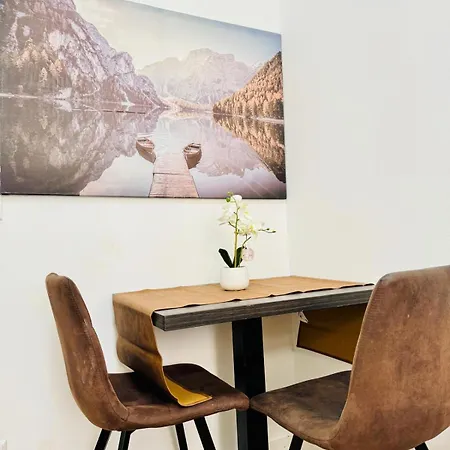 Comfortable 5br Shared 10 Minute Walk To Matzleinsdorfer Platz Apartment