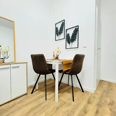 Apartment Comfortable 5br Shared 10 Minute Walk To Matzleinsdorfer Platz *