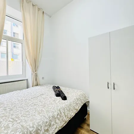 Apartment Comfortable 5br Shared 10 Minute Walk To Matzleinsdorfer Platz Vienna