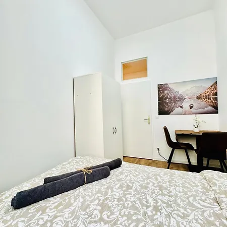Comfortable 5br Shared 10 Minute Walk To Matzleinsdorfer Platz Vienna