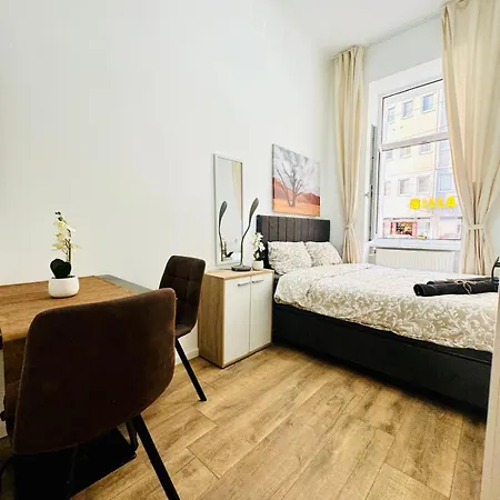 Comfortable 5br Shared 10 Minute Walk To Matzleinsdorfer Platz Apartment