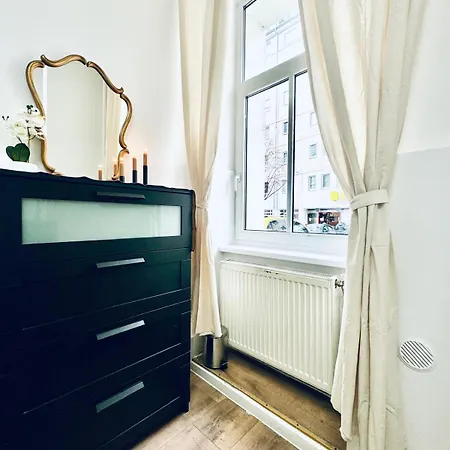 Comfortable 5br Shared 10 Minute Walk To Matzleinsdorfer Platz Apartment *