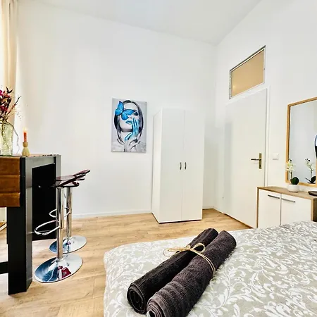 Comfortable 5br Shared 10 Minute Walk To Matzleinsdorfer Platz Apartment