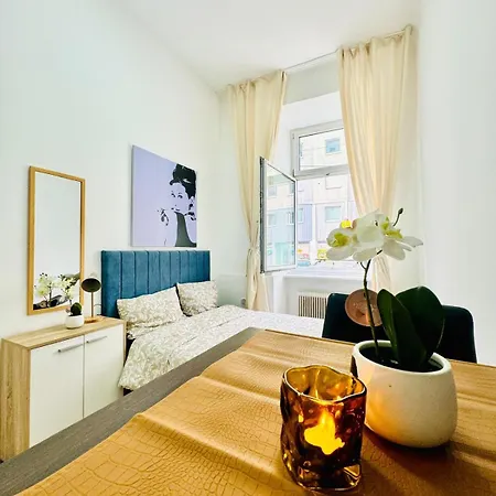 Comfortable 5br Shared 10 Minute Walk To Matzleinsdorfer Platz Apartment