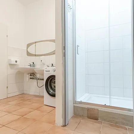 Apartment 6br / Shared Garden Near Lorenz Boehler & Danube *
