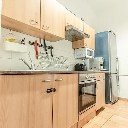Apartment 6br / Shared Garden Near Lorenz Boehler & Danube