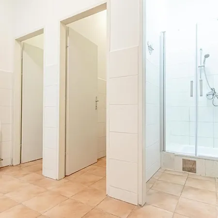 6br / Shared Garden Near Lorenz Boehler & Danube Apartment *