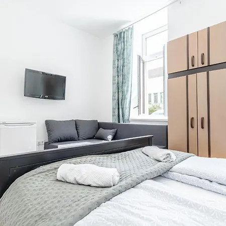 6br / Shared Garden Near Lorenz Boehler & Danube Apartment