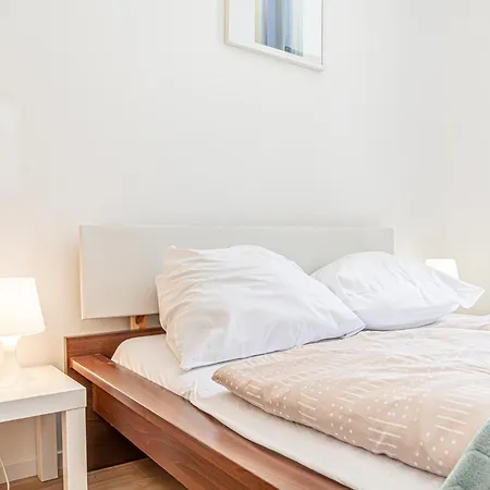 6br / Shared Garden Near Lorenz Boehler & Danube Apartment