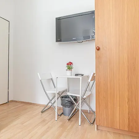 Apartment 6br / Shared Garden Near Lorenz Boehler & Danube