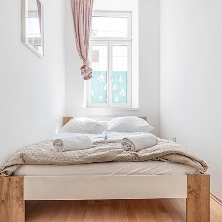 6br / Shared Garden Near Lorenz Boehler & Danube Apartment *