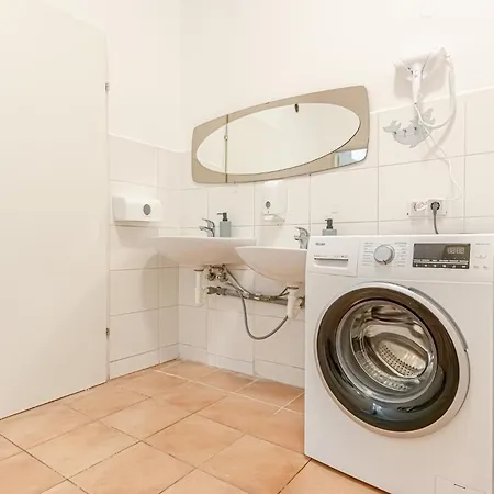Apartment 6br / Shared Garden Near Lorenz Boehler & Danube *