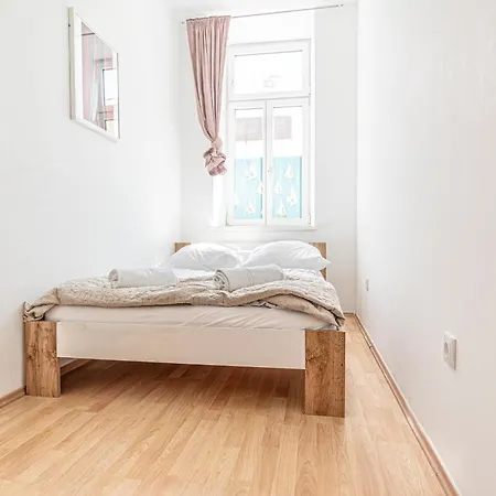 6br / Shared Garden Near Lorenz Boehler & Danube Apartment