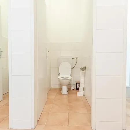 6br / Shared Garden Near Lorenz Boehler & Danube Apartment *