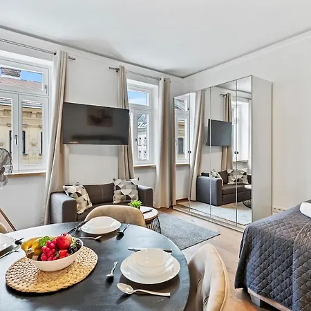 Stylish Studio, Smart Tv, 2 Beds *